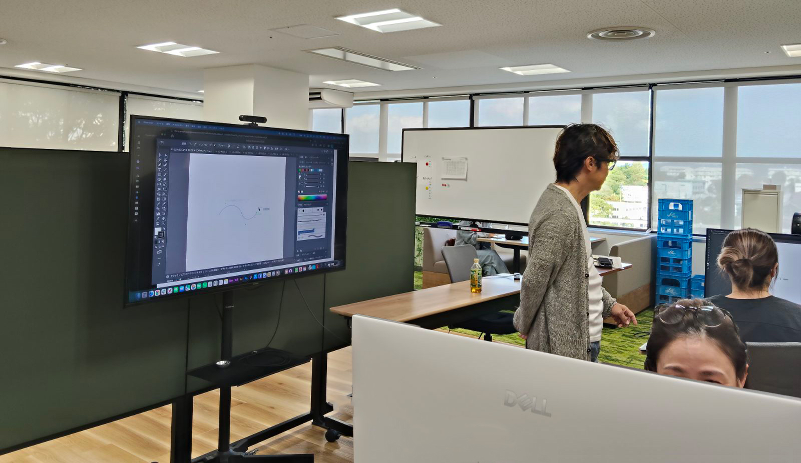 Illustratorの操作を学ぶ受講生の様子