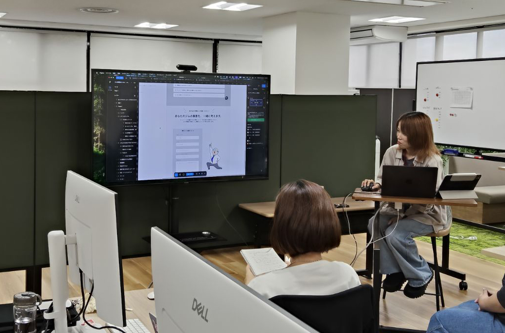 ワイヤーフレームの課題を発表するループラボの受講生